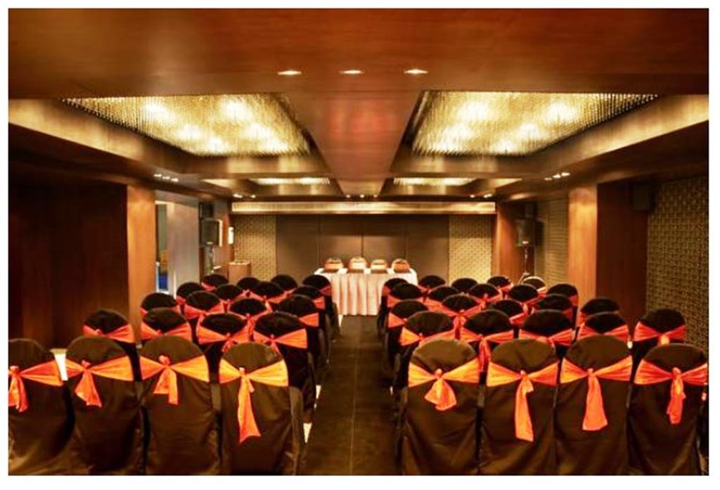 The Golden Oak Hotel Raipur  Bagian luar foto