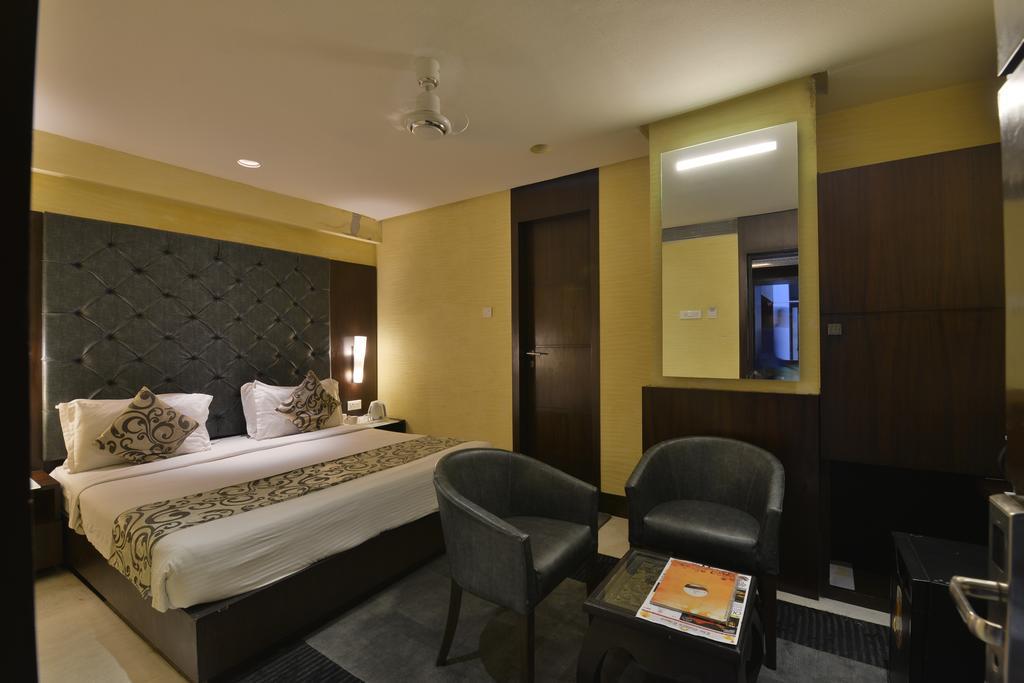 The Golden Oak Hotel Raipur  Bagian luar foto