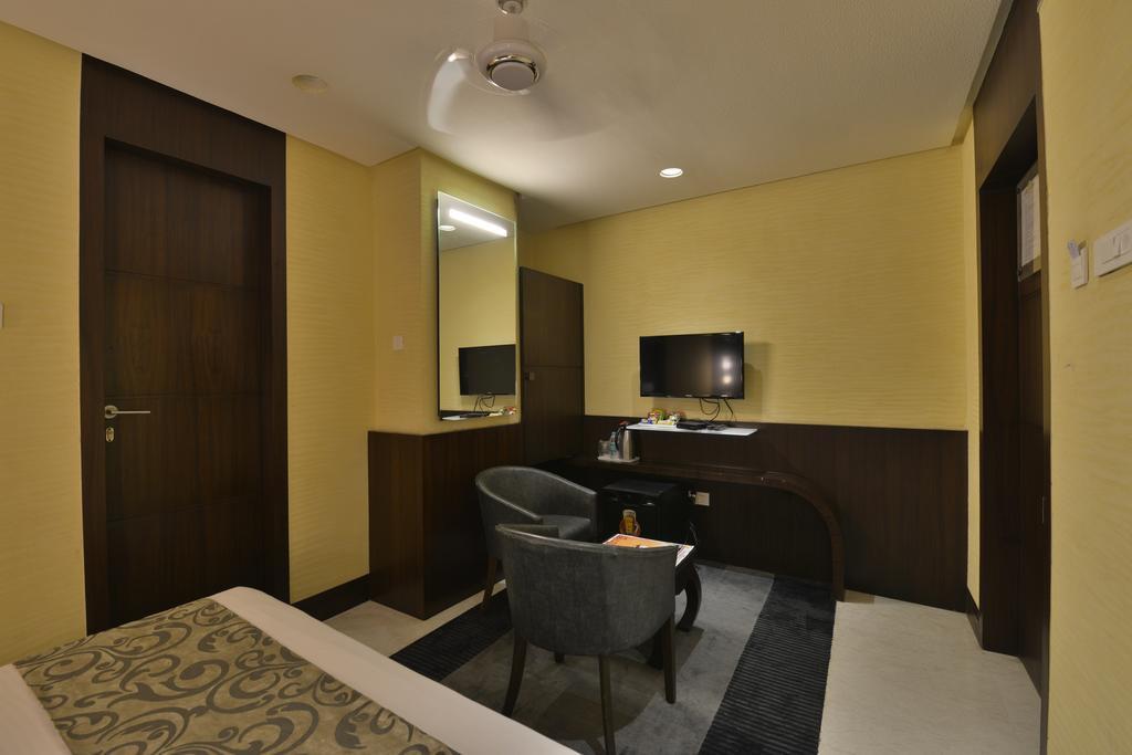 The Golden Oak Hotel Raipur  Bagian luar foto