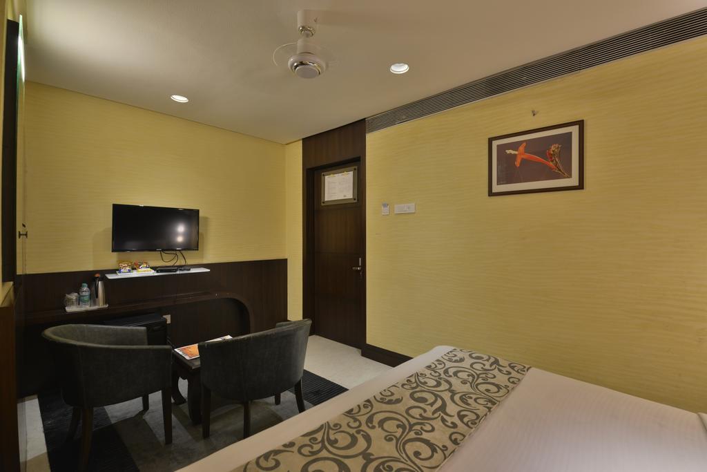 The Golden Oak Hotel Raipur  Bagian luar foto