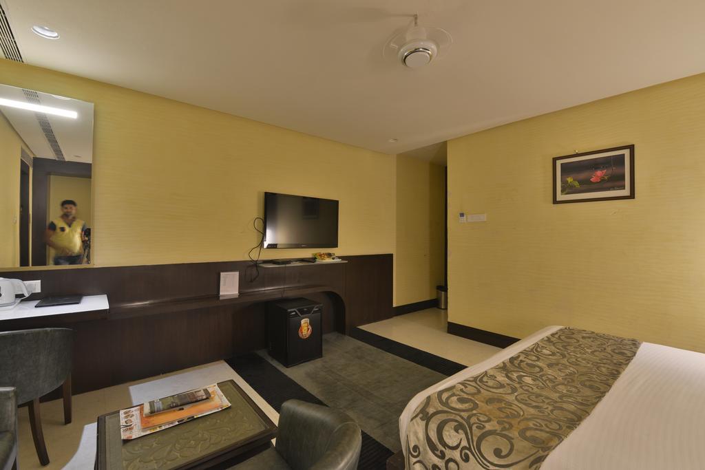The Golden Oak Hotel Raipur  Bagian luar foto