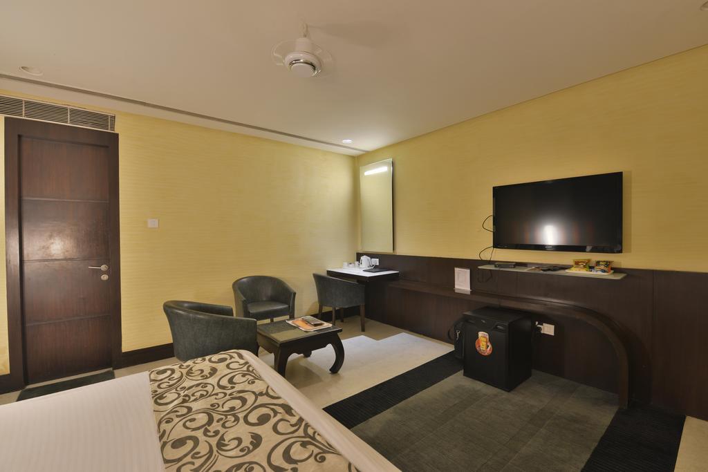 The Golden Oak Hotel Raipur  Bagian luar foto