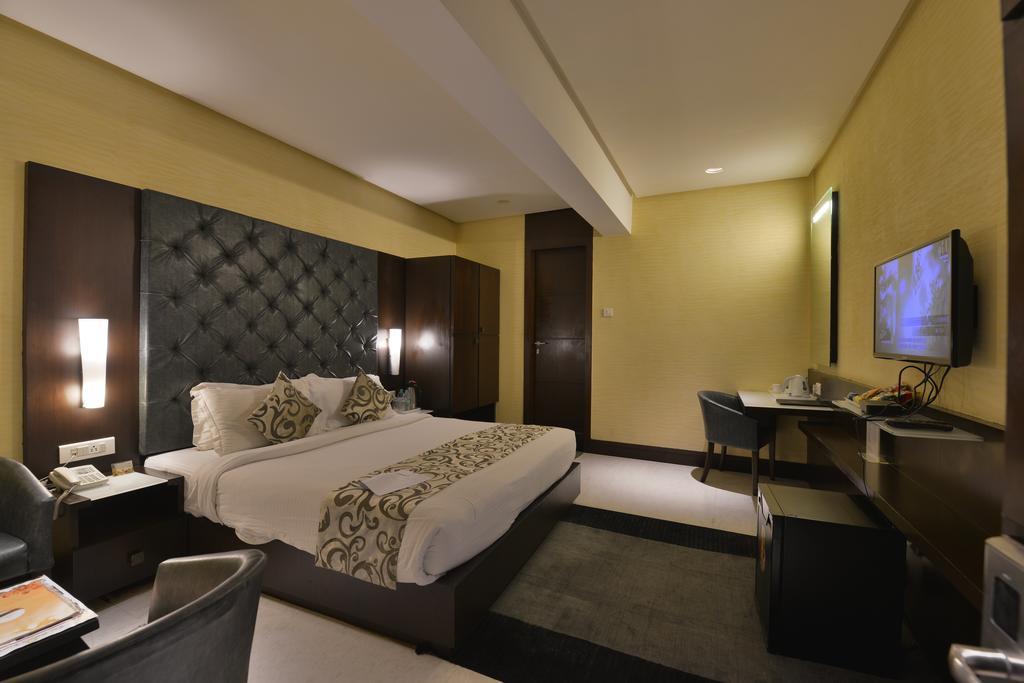 The Golden Oak Hotel Raipur  Bagian luar foto