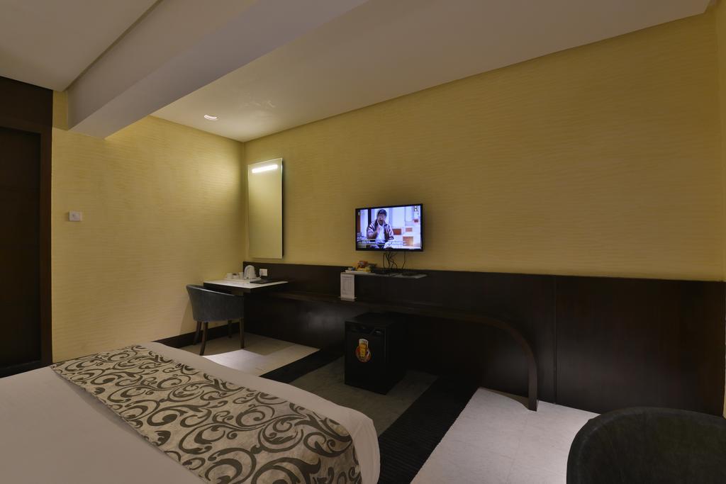 The Golden Oak Hotel Raipur  Bagian luar foto
