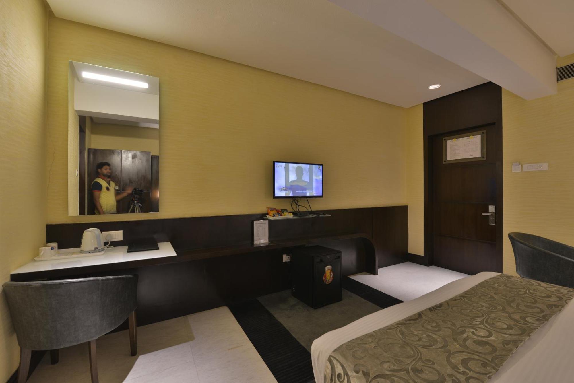 The Golden Oak Hotel Raipur  Bagian luar foto