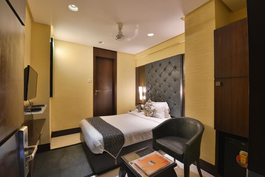 The Golden Oak Hotel Raipur  Bagian luar foto