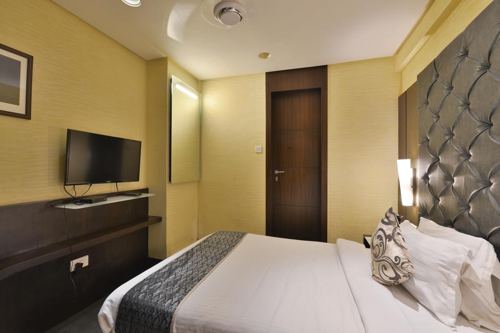The Golden Oak Hotel Raipur  Bagian luar foto