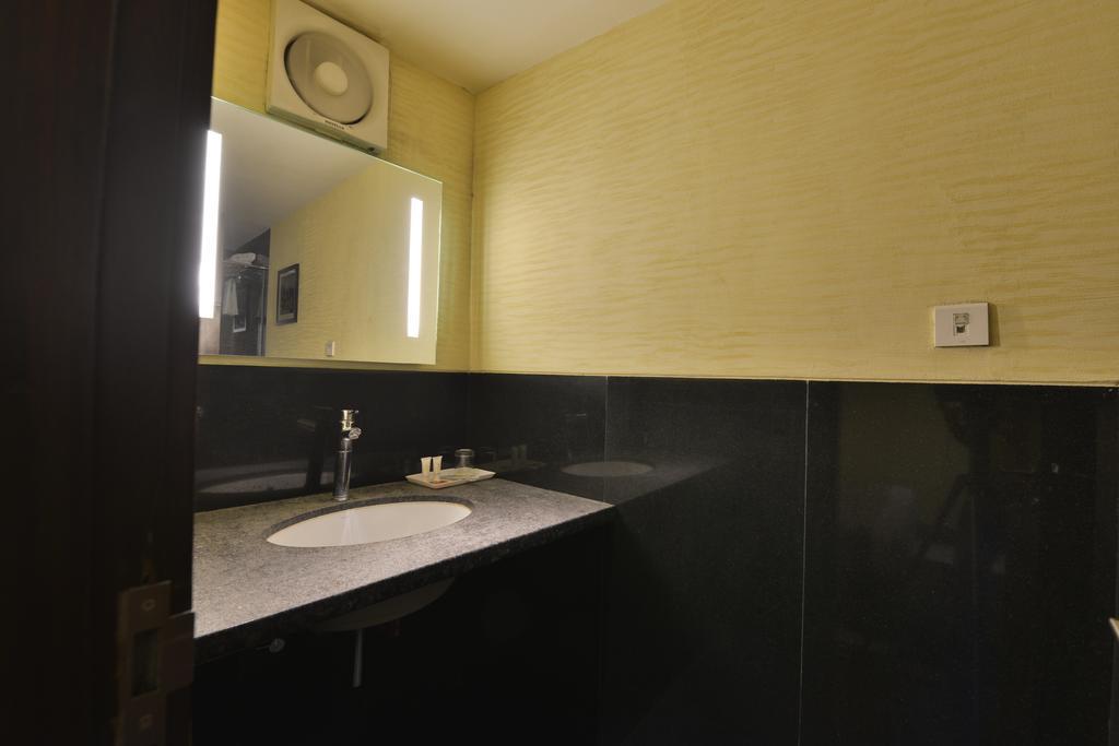 The Golden Oak Hotel Raipur  Bagian luar foto