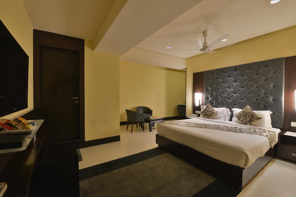 The Golden Oak Hotel Raipur  Ruang foto