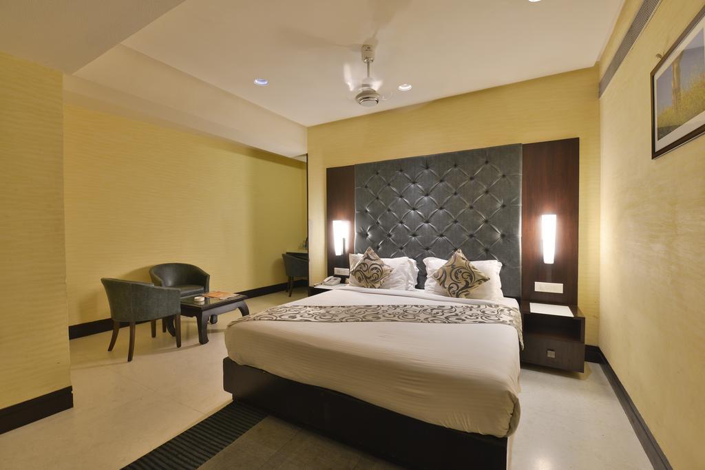 The Golden Oak Hotel Raipur  Bagian luar foto