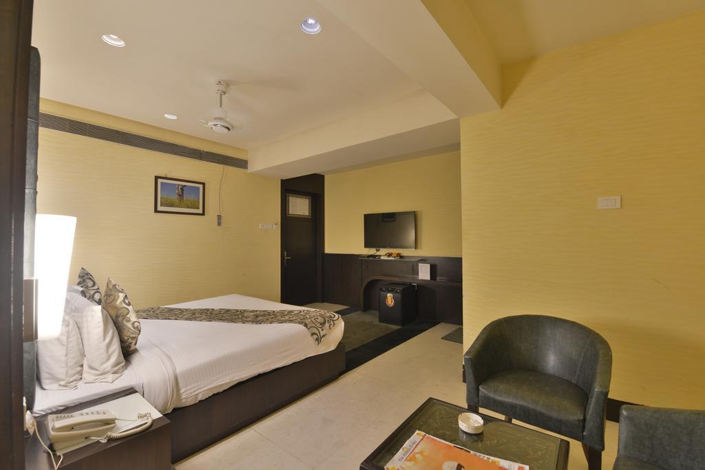 The Golden Oak Hotel Raipur  Bagian luar foto