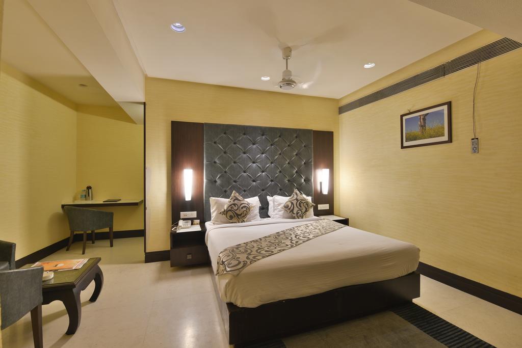 The Golden Oak Hotel Raipur  Bagian luar foto